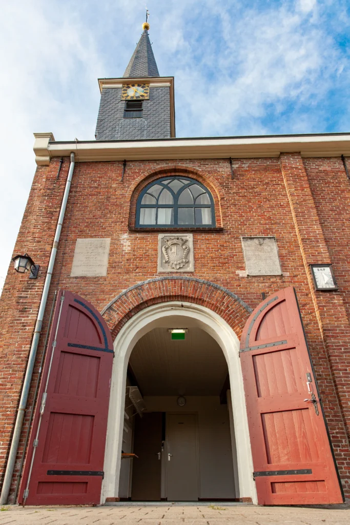 Kerk met open deuren